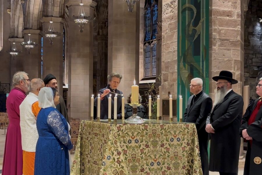 Princess Royal and faith leaders light candles for peace